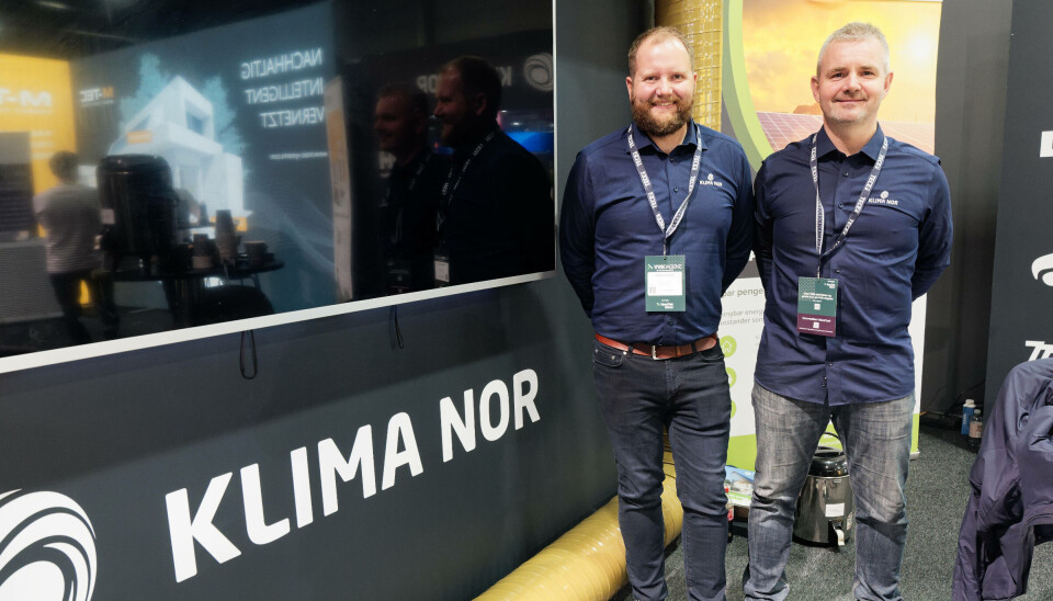 KOMBINERER: Jøran Krogsrud (til venstre) og Roy Lien i Klima Nor har gått fra ventilasjonsgrossist til å tilby kombinasjonen av hybridpaneler og PVT-varmepumpe.