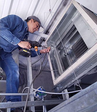 VEDLIKEHOLD: Vedlikehold av klimaanleggene er en viktig del av jobben til Inpal og essensielt for å bidra til at anleggene funger optimalt og bruker minst mulig strøm.