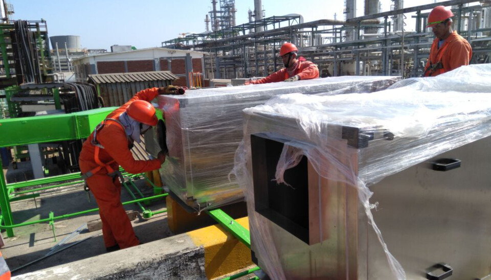 UTFØRER: Inpal designer og tilpasser klimaanlegg etter kundenes behov. Her er de i gang med selve installasjonen av et anlegg.