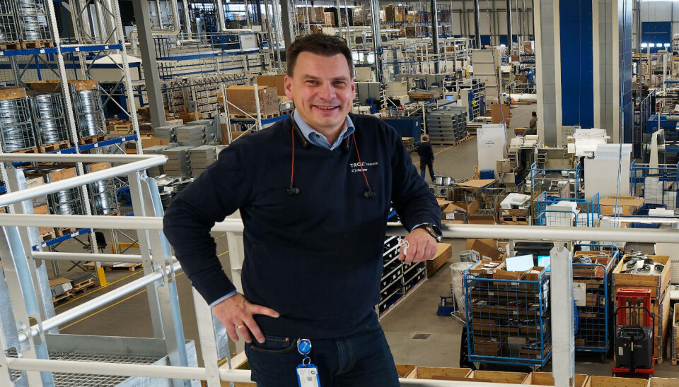 SAMLET: Sturla Ingebrigtsen hos Trox Auranor har utsikt over 13.300 kvadratmeter fabrikk med alt samlet under ett tak.