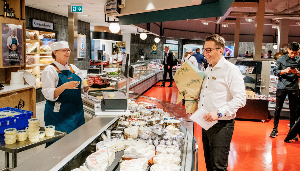 NØDVENDIG: Kjøpmann Terje Gjervang og kolleger brukte store ressurser på vedlikehold av gammelt utstyr før ombyggingen. Ferskvareavdelingen fremstår i helt ny drakt. Kjøpmann Terje Gjervang her sammen med osteansvarlig Marika.
