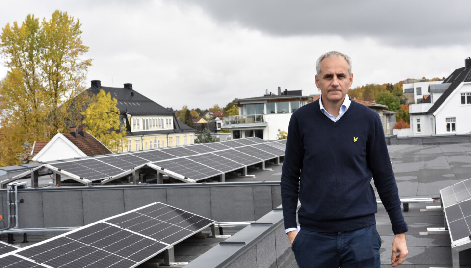 SOLENERGI: Bygget har solceller på taket. Erik Halstensen, teknisk sjef i Meny AS, forteller at de tar i bruk solenergi der de kan.