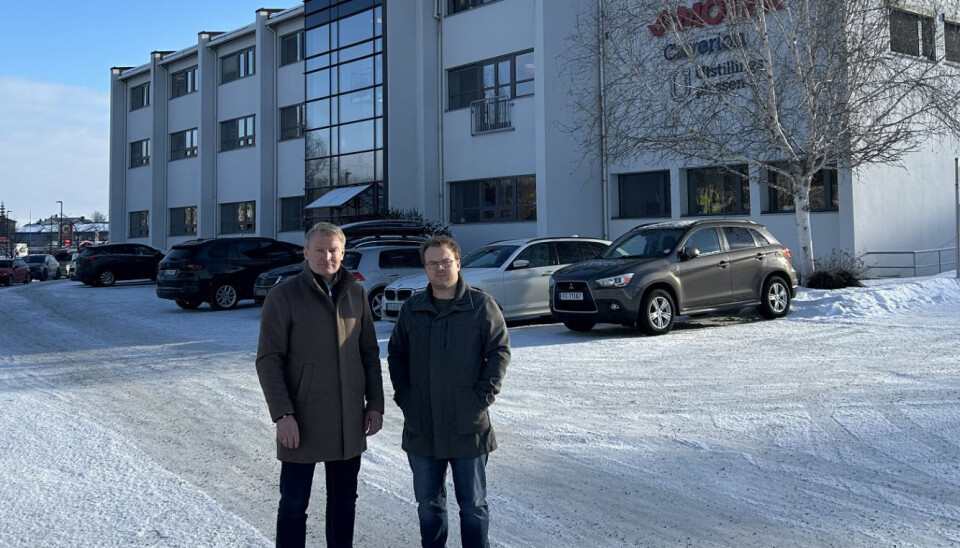 Stig Tore Grønlien i Caverion og Kristian Byenstuen i Assemblin foran felles lokaler i Vangsvegen 111 i Hamar.