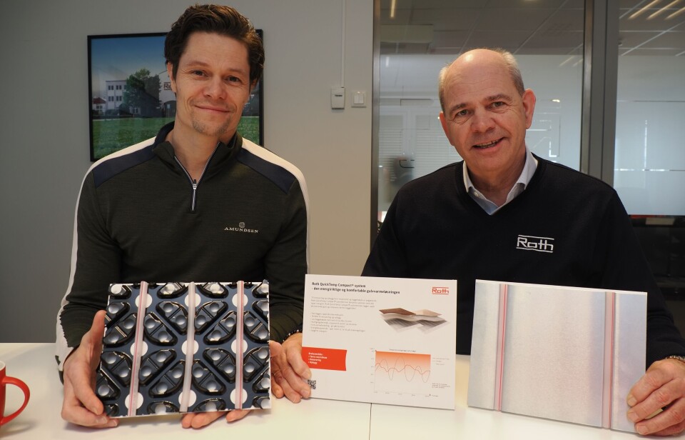 NY BRUK: Audun Martinsen (til venstre) og Morten Øren viser frem løsningene for våte og tørre rom som er blitt aktuelle til ny bruk. De ble laget for å være lavtbyggende – nå viser det seg at de er ideelle for hus som skal bruke lite energi.