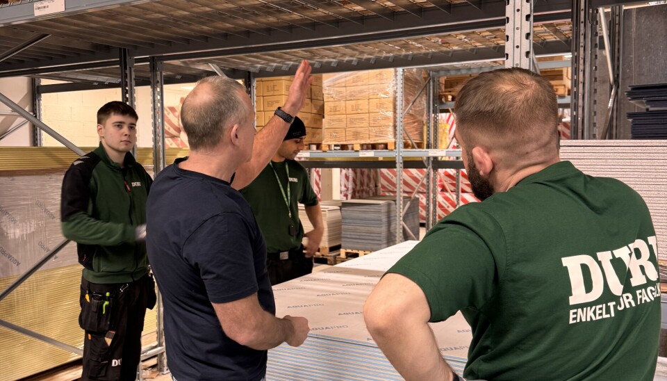 Produktsjef Kjetil Buene gir innføring for kollegaer i Duri om den nye Aquapro Total-platen.