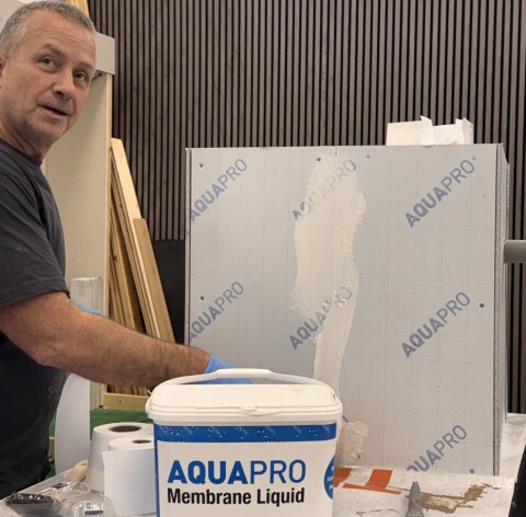 Produktsjef Kjetil Buene holder stadig kurs i tetting av bad med Aquapro- systemet, som nå er ute med sin tredje membranplate.