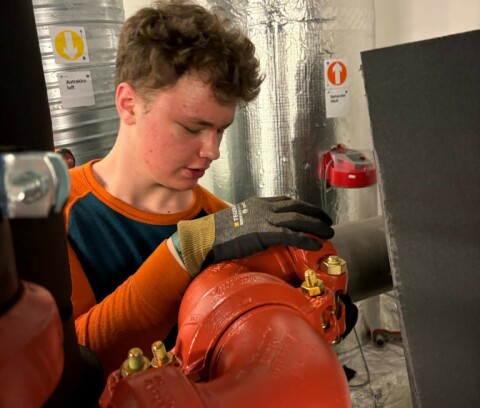 FRISTER UNGDOMMEN: Mika Malin (18) er elev ved kuldelinja på Ishavsbyen videregående skole og har hatt utplassering hos PTG Tromsø dette skoleåret.