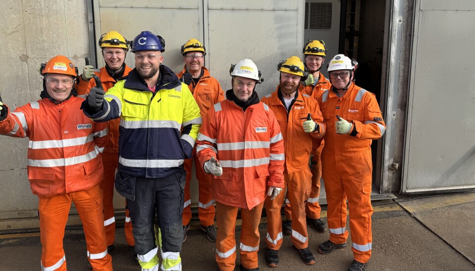 Hos Worley Rosenberg i Stavanger har samarbeidet med Caverion resultert i en betydelig energibesparelse. Ved å utnytte overskuddsvarmen fra luftkompressorer, har de redusert sitt ukentlige energiforbruk med årsforbruket til en gjennomsnittlig enebolig. Dette tiltaket bidrar ikke bare til en mer bærekraftig drift, men styrker også robustheten i anlegget.