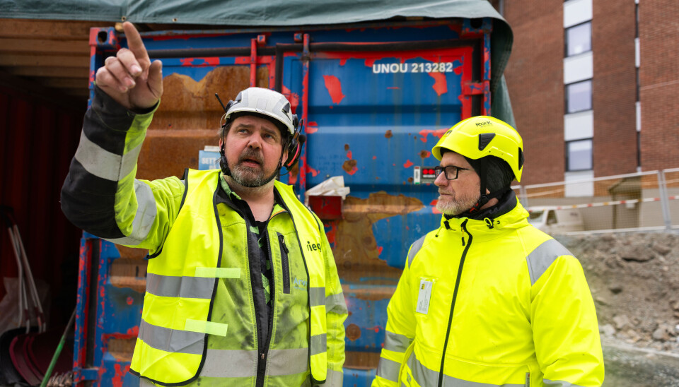 Odd Willy Christiansen, rørlegger i Assemblin og Frederik Fiske i Viega diskuterer på byggeplassen.