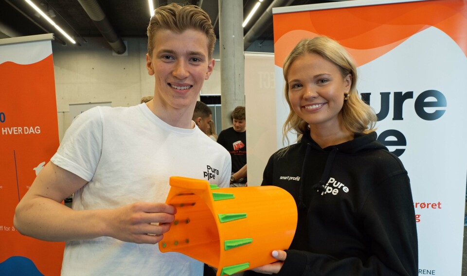 MULIGHETER: Ingen andre ungdomsbedrifter i Norge har større muligheter for å skape verdier. Christopher Refsnes og Wilma Skjetlein i Purepipe har funnet opp en oppsamler som sørger for at fettet kan fjernes fra avløpsrørene.