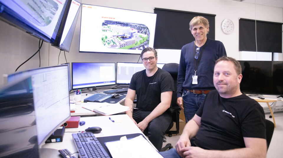 TEAM: Her er det byggtekniske teamet bestående av Andreas Sørensen (til venstre) og Olsen (til høyre) sammen med byggteknisk sjef ved SiV, Bjørn Langjordet (i midten).