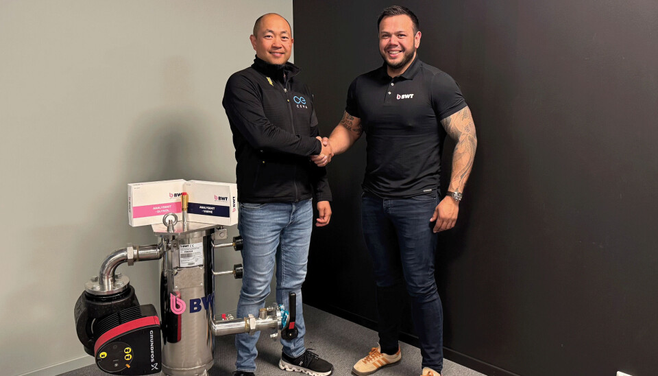 An Le Nguyen i CEVA sammen med Jarle Lauvstad-Wormdahl, produktansvarlig for varme i BWT, har signert proffpartneravtale.