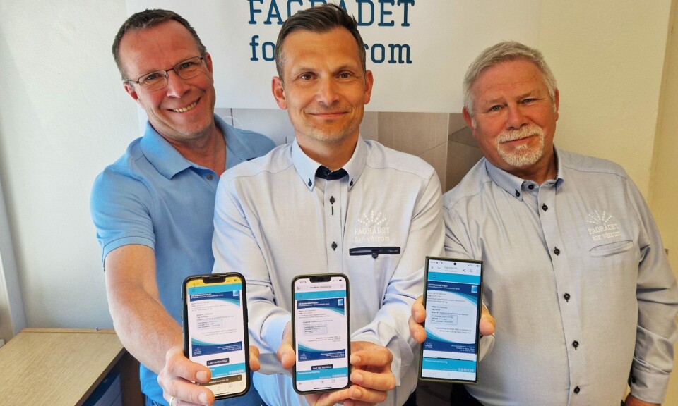 Fra venstre: Fagsjef Bjørnar Hansen, daglig leder Lars Tobiassen og seniorrådgiver Geir Sørensen i FFV, er fornøyde med det nye digitale våtromssertifikatet.