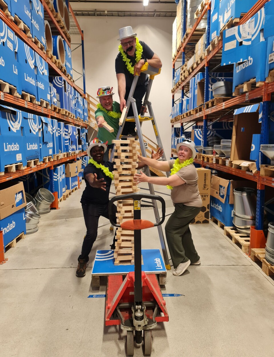 Om å gjøre å bygge høyest tårn hos Lindab.