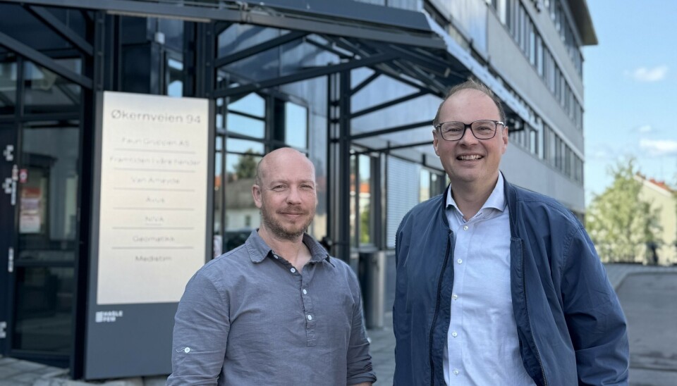 F.v. Isak Oksvold, direktør miljø- og bærekraft og Erik Borgen, teknisk eiendomssjef i Møller Eiendom er fornøyde med 15 % reduksjon av energiforbruket som følge av bruk av KI løsningen 'R8 Jenny'.