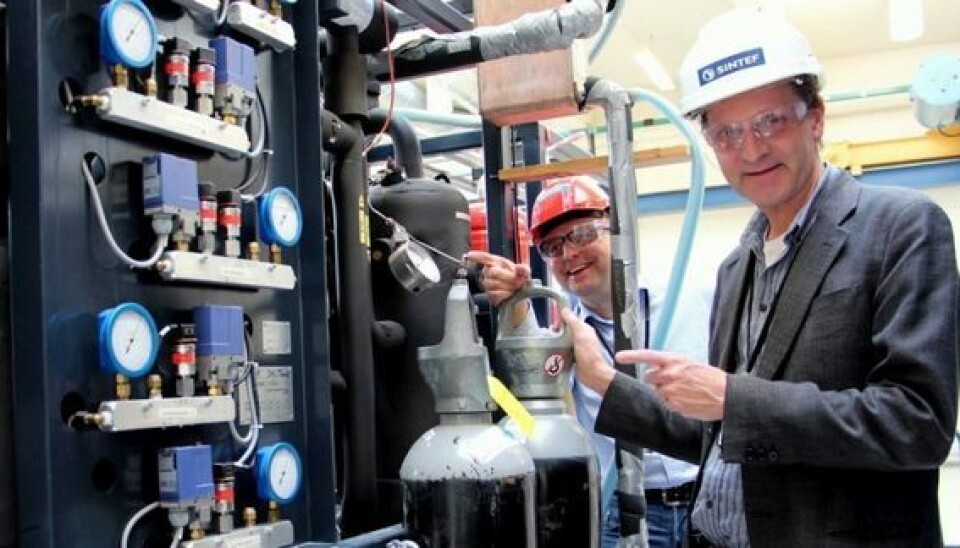 Petter Nekså (til høyre) fra SINTEF Energi har vært en sentral aktør i utviklingen av CO₂-baserte varmepumper, som senere har fått gjennomslag internasjonalt.