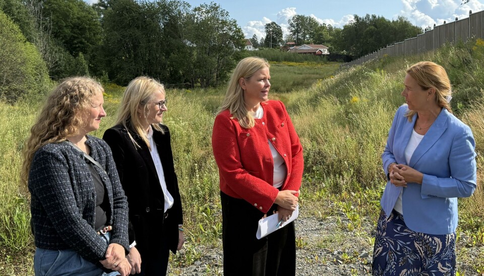 F.v. Leder for Finanskomiteen Tuva Moflag, direktør for samfunnspolitikk i NHO Byggenæringen Guro Hauge, Kommunalminister Kjersti Stenseng og adm. direktør i JM Hilde Vatne på jordet i Folabruveien i Asker, hvor JM venter på å få ferdigregulert området for storstilt boligbygging.