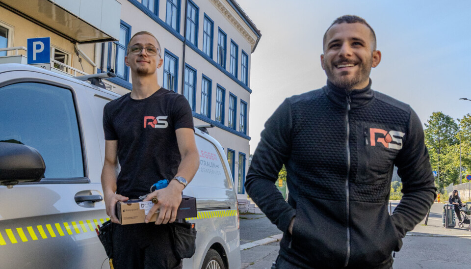 PÅ FARTEN: En servicerørelgger i Oslo står sjelden stille. Lærlling Kacper Galik (t.v) og Benjamin Munir Al-Dehesi er på vei for å skifte ut en Waterguard på Vålerenga.