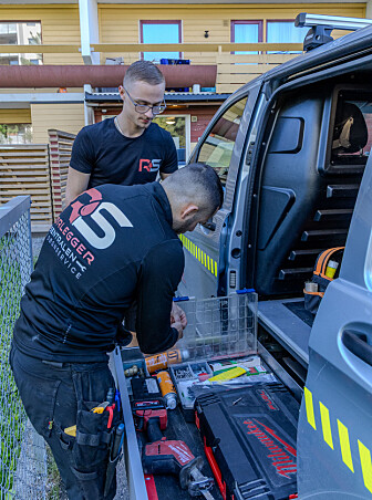 NYTT OPPDRAG: Fastmontering av toalett er neste oppgave for gutta fra Rørleggersentralen AS.