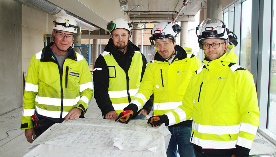 Prosjektbas Sigvall Hybertsen og prosjektleder Mads Andreas Sørloth i Bademiljø Tung Rør AS, sammen med Axel Sæther, teknisk sjef, og Stian Bredin, KAM brannsikkerhet i Brødrene Dahl, har samarbeidet om sprinklerløsningen i et nytt bygg i Trondheim.