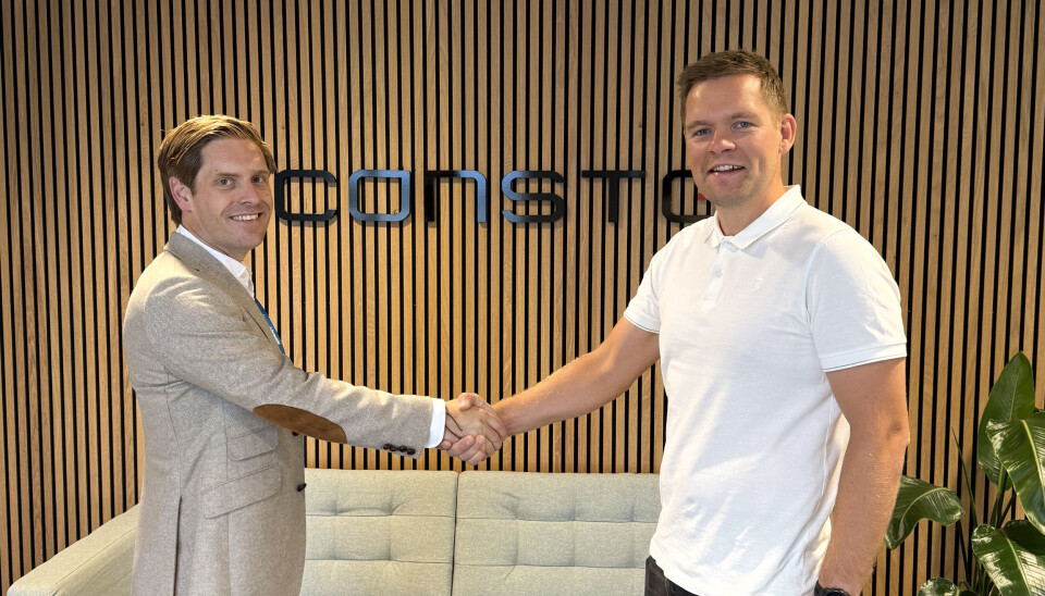 Eirik Helgøy, avdelingsleder i Bravida, og Endre Kristiansen, prosjektsjef i Consto ved kontraktssigneringen