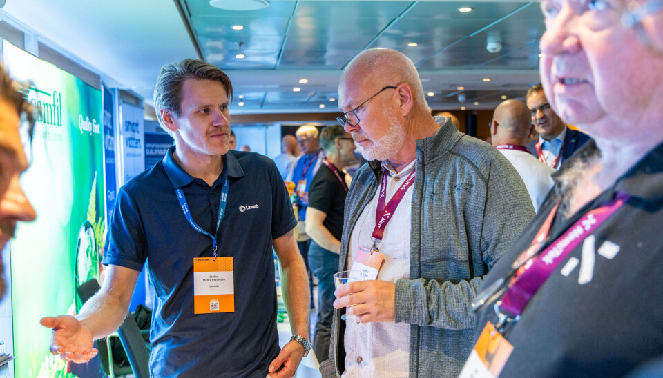 Stefan Myhre Pettersen i Lindab i diskusjon på messen.