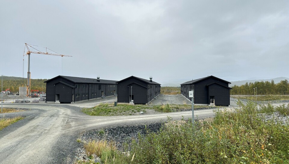 Forlegningsbyggene i Camp Akkasæter. Det er bygget til høyre som er Svanemerket.