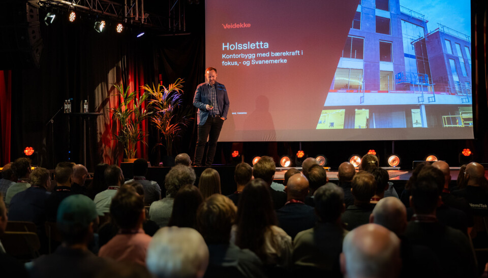 Vidar Helland fra Veidekke presenterte hvordan de har jobbet med prosjektet på Holssletta.