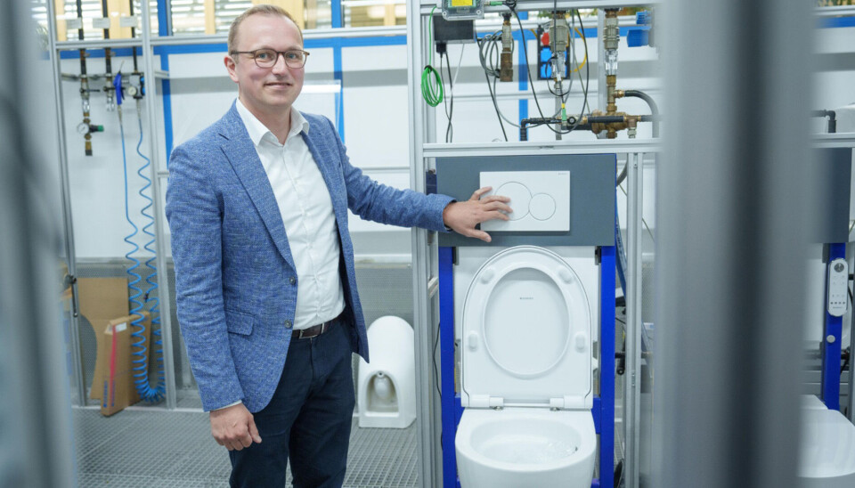 Tobias Ambauen, leder for produktlinjen for porselen og baderomsmøbler, presenterer vinneren av den uavhengige SBZ-testen: Geberit Acanto, produsert ved fabrikken i Haldensleben (Tyskland).