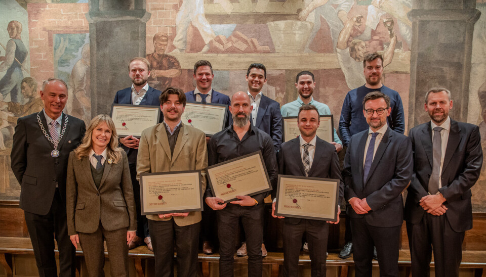 STOLTE MESTERE: (Bak fra venstre) André Fristad, Øyvind Lønnkvist Moen, Eivind Norbu, Moussa El Ouaali og Alexander Viktor Kangas. (Fra venstre) Oldermann Erik Fjeldberg, Ordfører Anne Lindboe, Sebastian Mikal Furnes, Pål-Erik Sommervoll, Ruben Skjønhaug, daglig leder André Kristiansen, Mesterbrev og adm. dir Eivind Andersen, Oslo Håndverks- og industriforening.